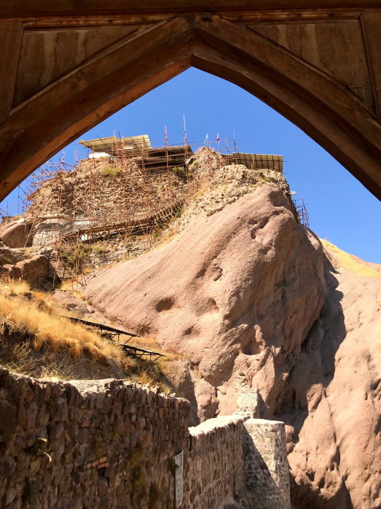 قلعه الموت بر فراز صخره