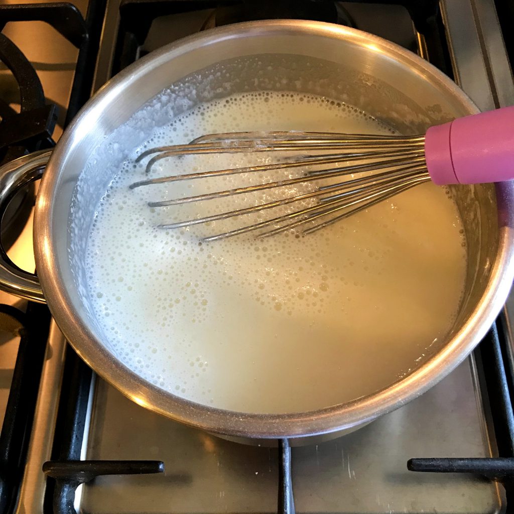 افزودن شکر و ثعلب به شیر گرم 